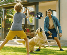 Famille jouant avec un ballon résistant pour chien avec poignée et sifflet intégré et un ballon rebondissant pour chien actif