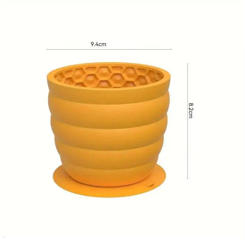 Image d’un bol de léchage pour chien antidérapant en forme de cylindre orange avec motif honeycomb