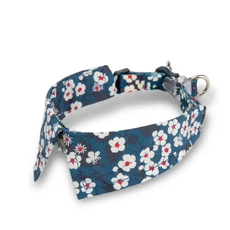 Collier bandana pour chien Truelove avec motif floral blanc et rouge sur fond bleu marine