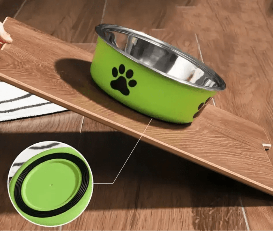 Alt texte d’une gamelle inox pour chien antidérapante avec motif de patte décorative