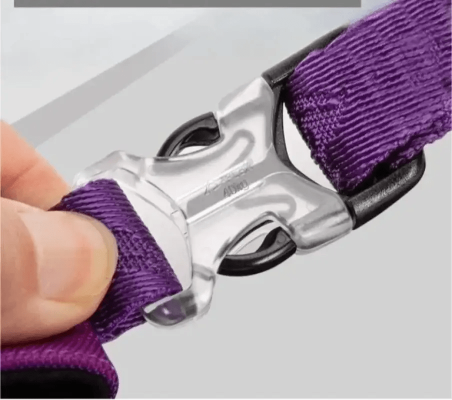 Photo d’une main tenant une sangle violette avec boucle duraflex, design double Winhyepet YH1807