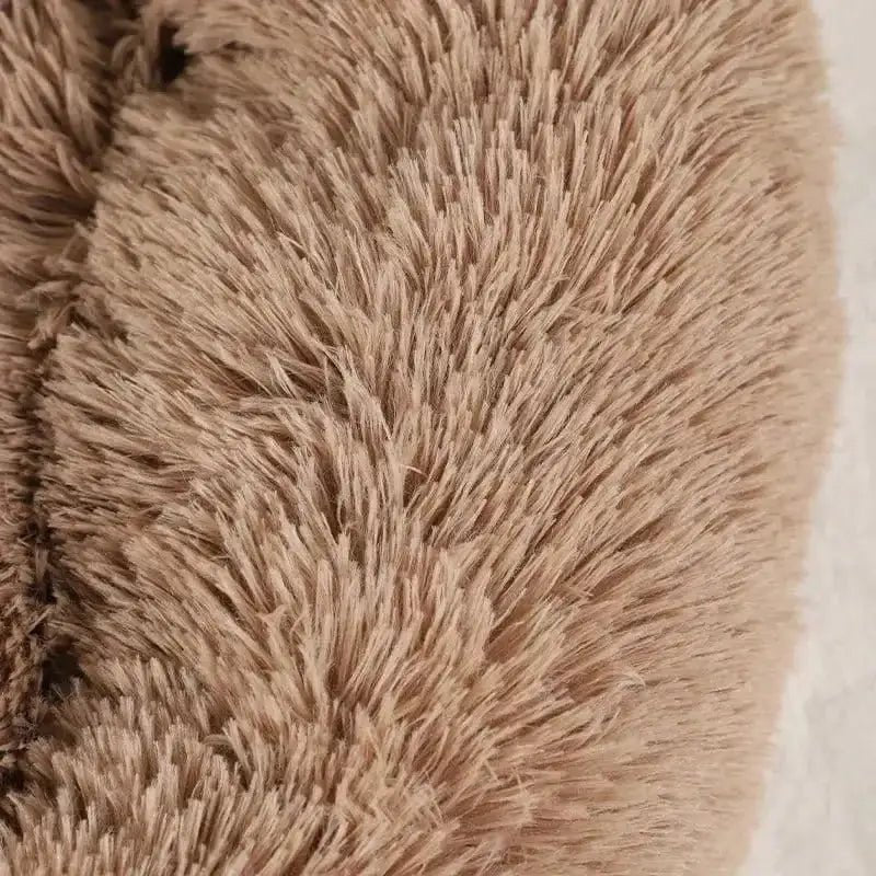 Photo de douce fourrure beige pour un lit rond moelleux pour chien effet cocon