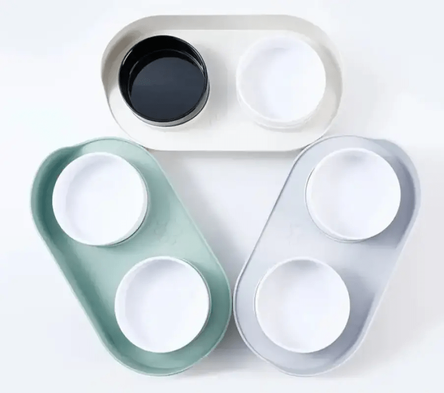 Photo de trois mangeoires doubles pour chien, design et confort, accessoires pour chien