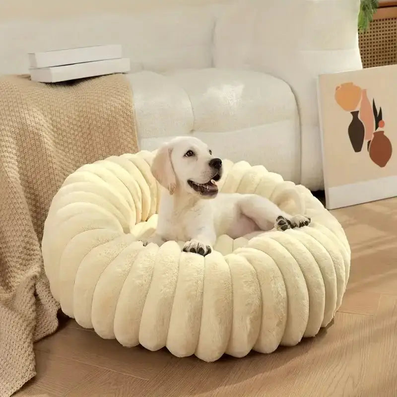 Lit donut pour chien en plush avec un Labrador puppy, panier apaisant pour petit chien