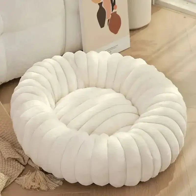 Image d’un panier apaisant pour petit chien, lit donut pour chien en peluche blanc