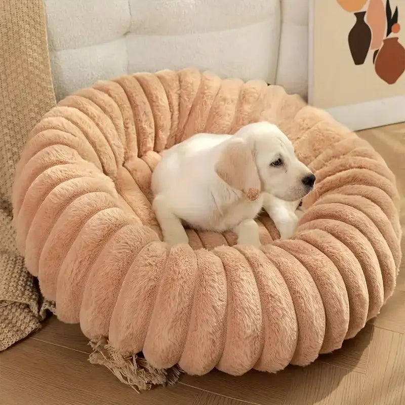Image d un panier apaisant pour petit chien avec un chiot blanc dans un lit en forme de beignet pour chien