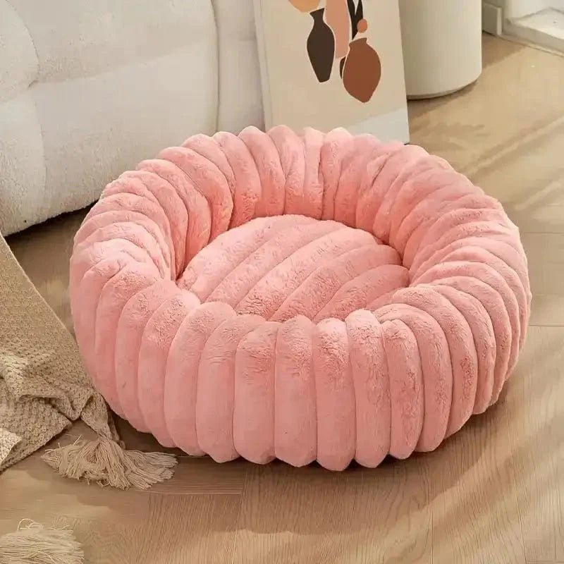 Image d’un lit donut pour chien rose et moelleux, parfait pour un panier apaisant pour petit chien
