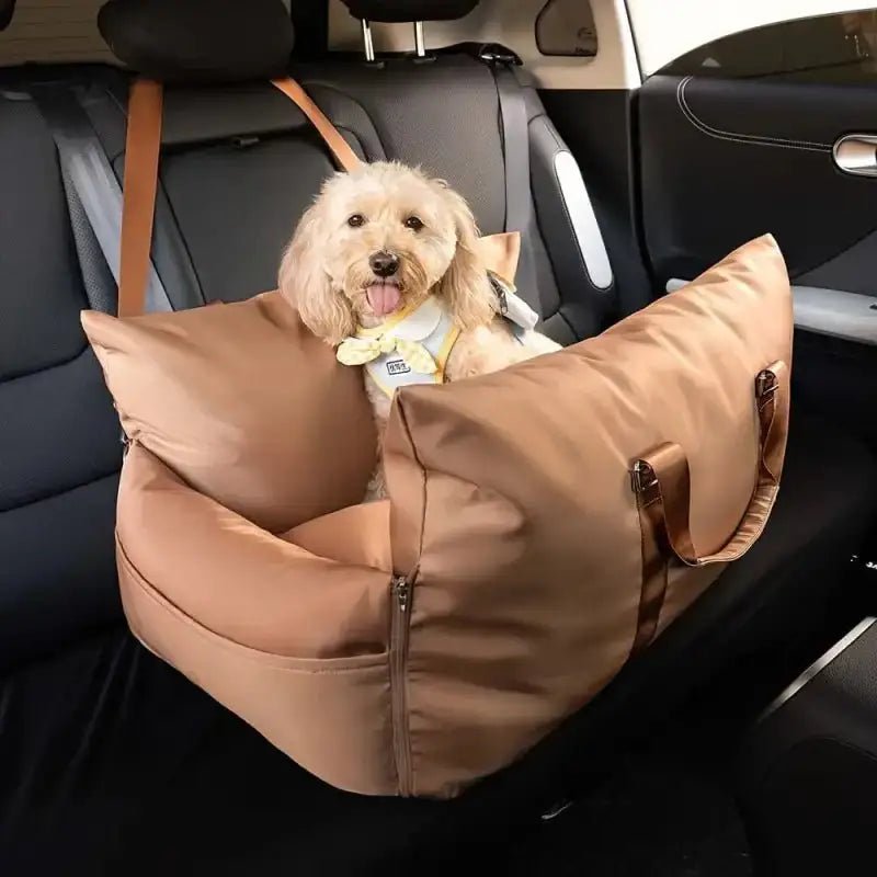 Panier de transport design pour chien haut de gamme avec chien heureux en voiture