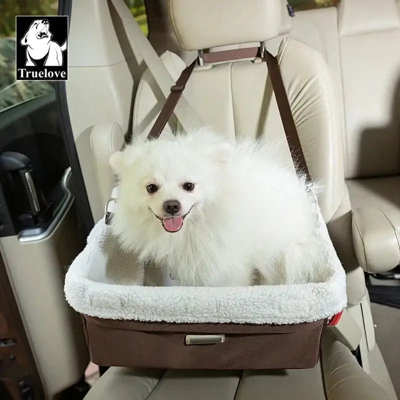 Chien blanc peluche dans le panier de transport Truelove Secure pour un voyage sécurisé