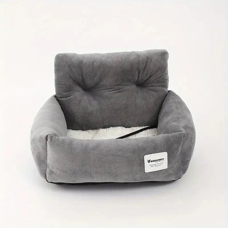 Image montrant un panier de voiture pour chien en peluche sécurisé et confortable