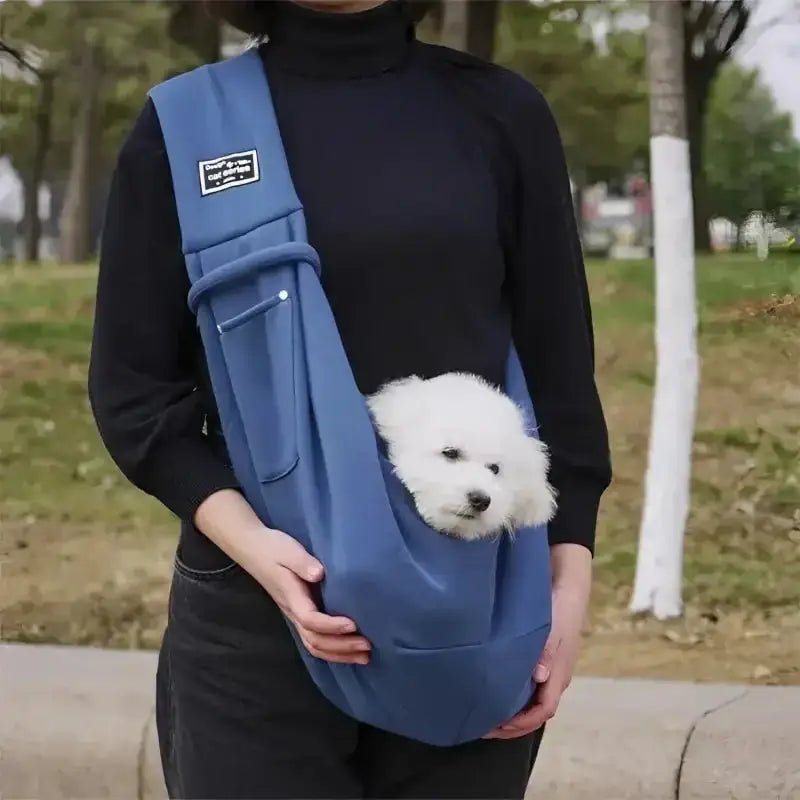 Sac bandoulière pour petit chien confortable avec chien blanc dans un sac sling réglable