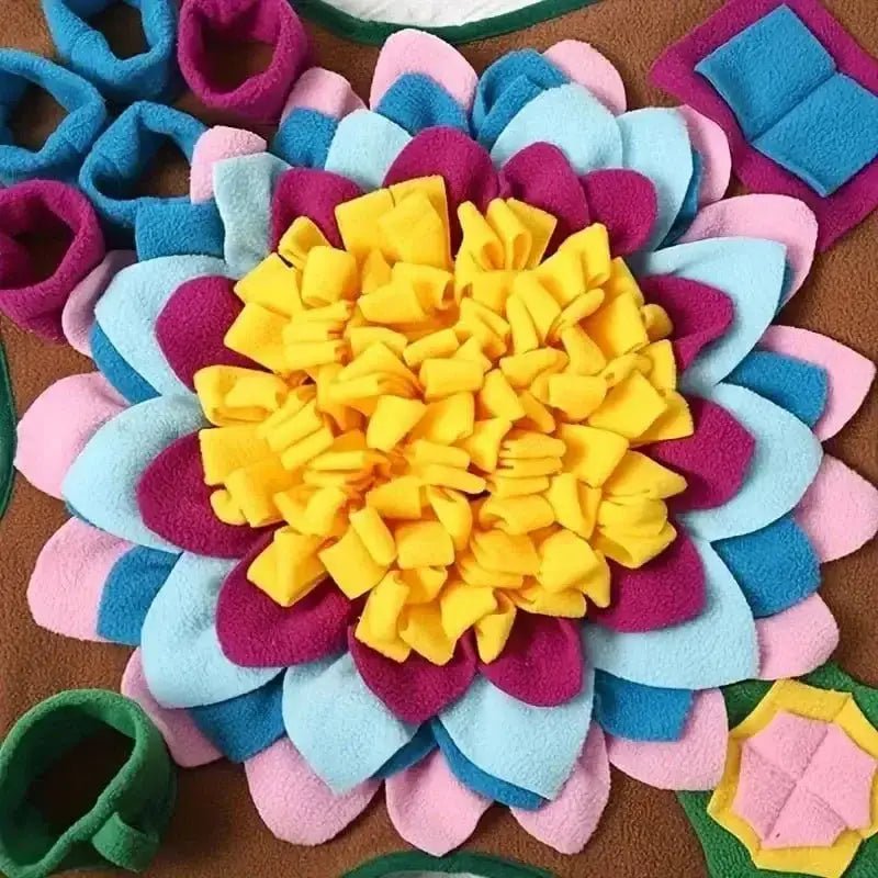 Image d’un tapis de fouille géant pour chien avec cachettes, fleurs colorées et friandises