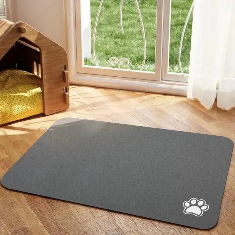 Tapis de protection sous gamelle pour chien gris avec empreinte de patte, antidérapant et facile à nettoyer