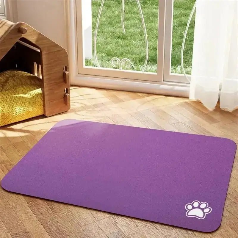 Tapis de protection sous gamelle pour chien en tissu violet avec empreintes de pattes, facile à nettoyer