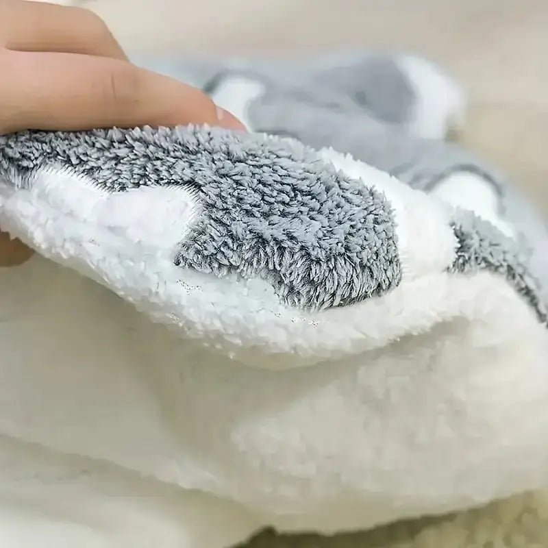 Image d’un tapis matelassé pour chien à poser au sol, doux et lavable, aspect gris et blanc