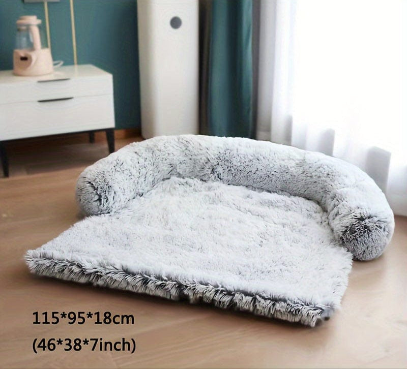 Un coussin pour chien en peluche grise avec rebord, parfait comme un canapé pour chien