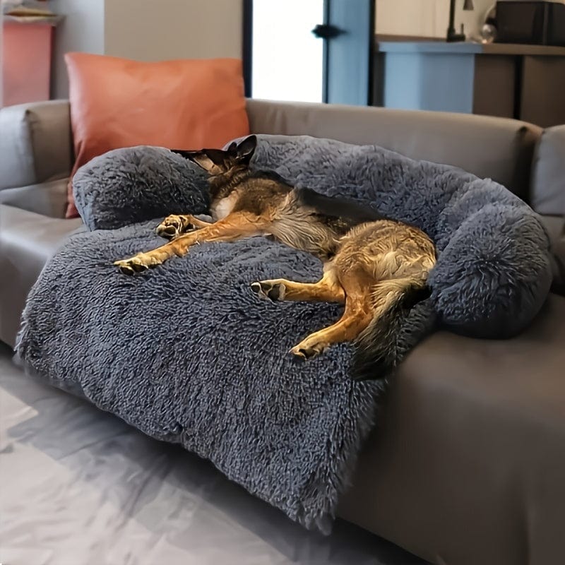 Chien allemand endormi sur un coussin de chien en peluche, parfait comme dog sofa