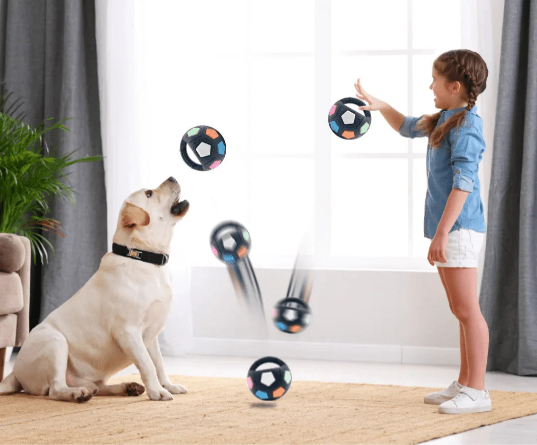 Image d’une fille et son chien jouant avec une Balle de football avec sifflet intégré en caoutchouc résistant