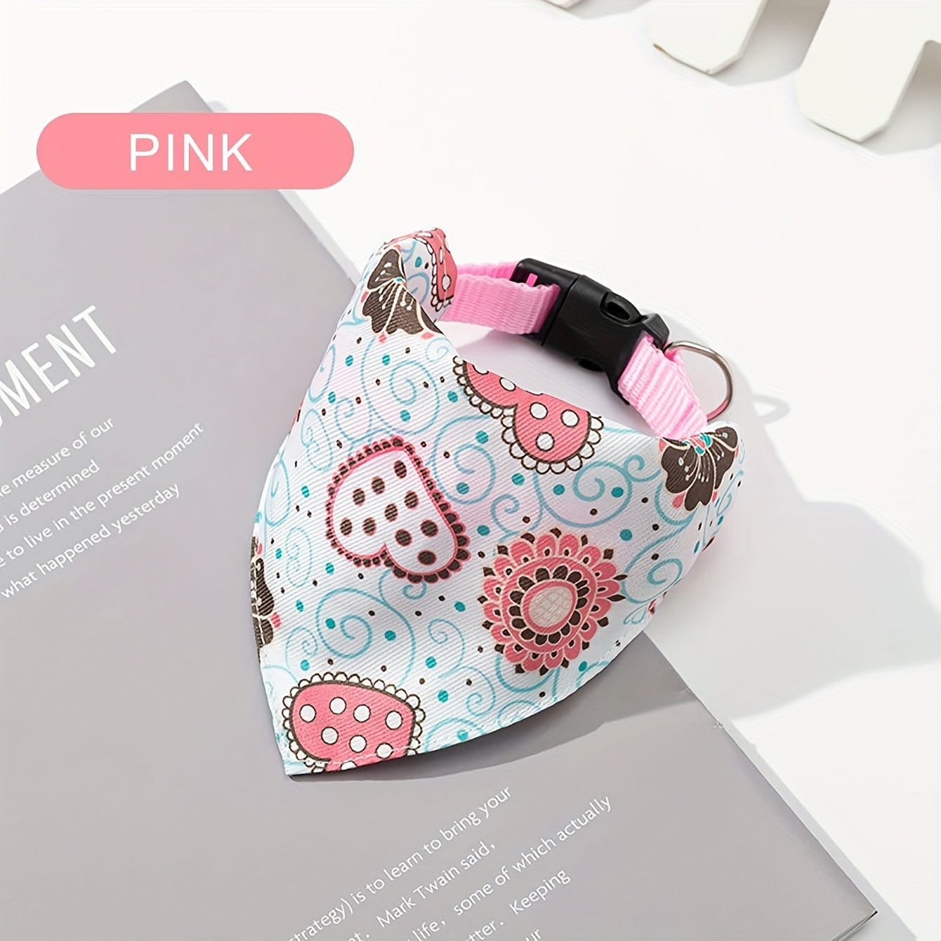 Collier bandana style original en polyester doux avec motif rose pour chien