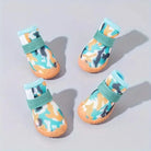 Image de quatre chaussures antidérapantes pour chien colorées avec motifs attrayants