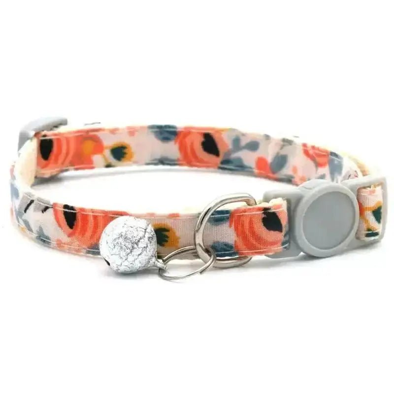 Collier pour chien avec bandana floral intégré et cloche, accessoire élégant chien