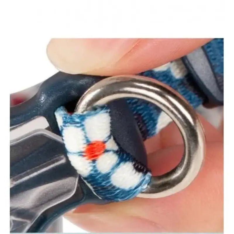 Alt text: Doigt pinçant une sangle bleue et blanche avec anneau en métal, pour chien Truelove avec nœud papillon amovible