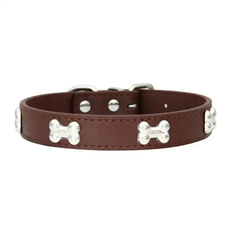 Collier en cuir marron pour chien avec motifs décoratifs en métal et accents en os