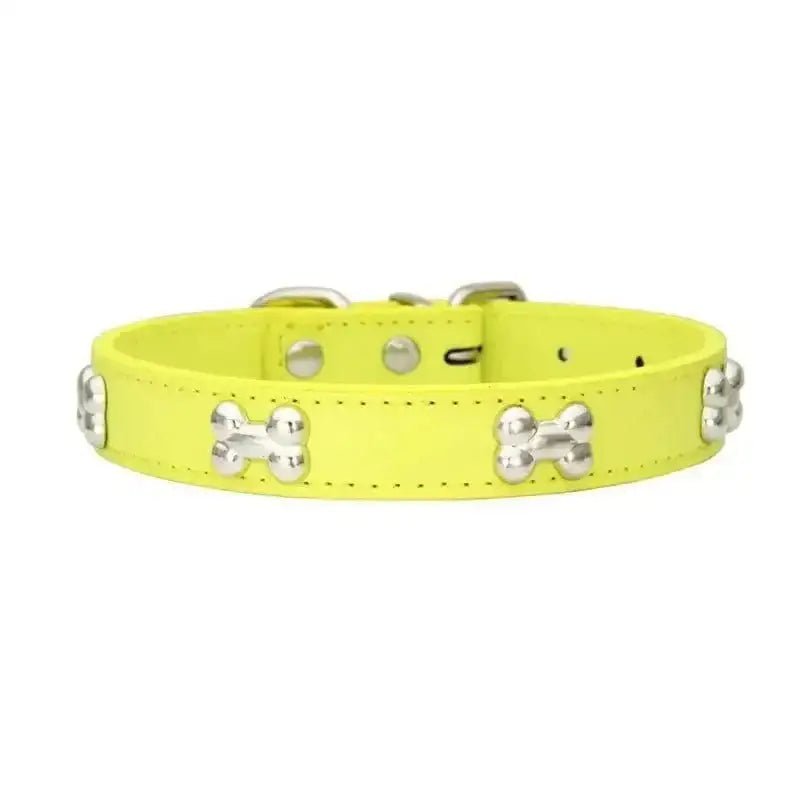 Collier cuir décoratif et robuste pour chien avec motifs en métal, idéal pour petits chiens