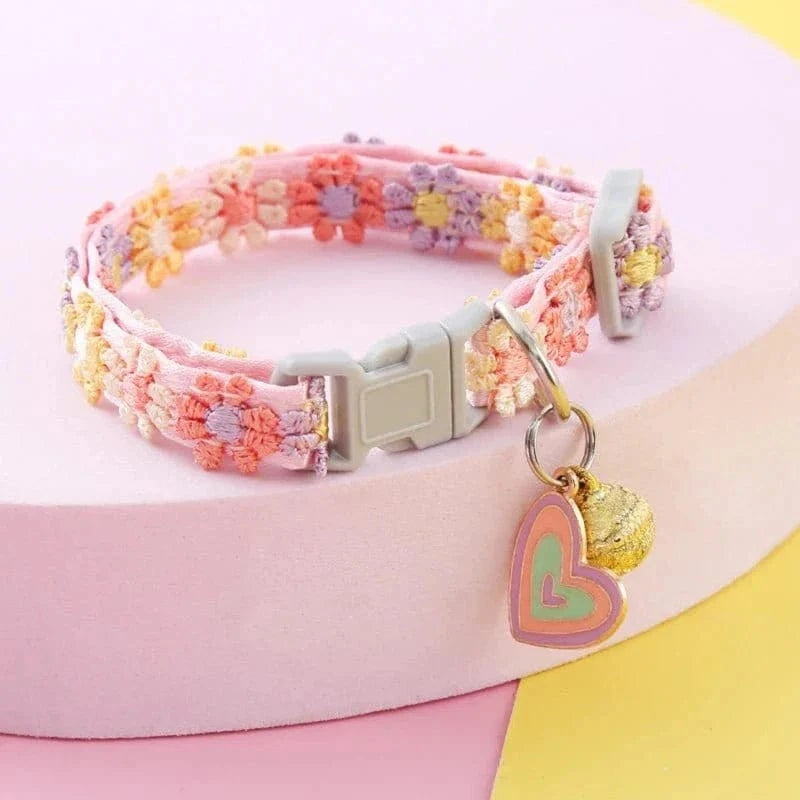 Collier fleur pour chiens avec grelot et médaille, parfait comme accessoires pour chiens