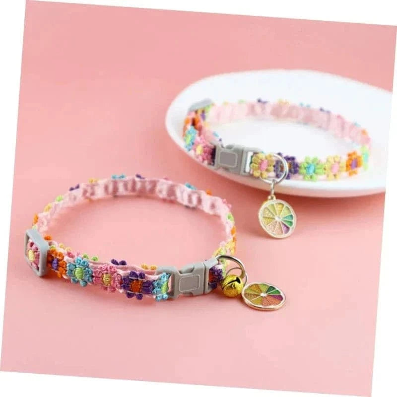 Collier fleur coloré pour chiens avec grelot et médaille, parfait accessoires pour chiens