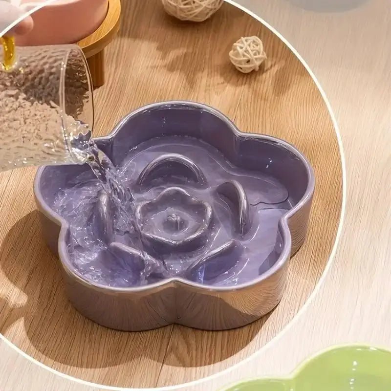 Photo d’une gamelle céramique anti-glouton pour chien en forme de fleur, remplie d’eau