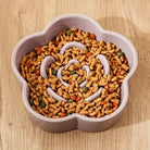 Gamelle anti-glouton pour chien en forme de fleur remplie de croquettes
