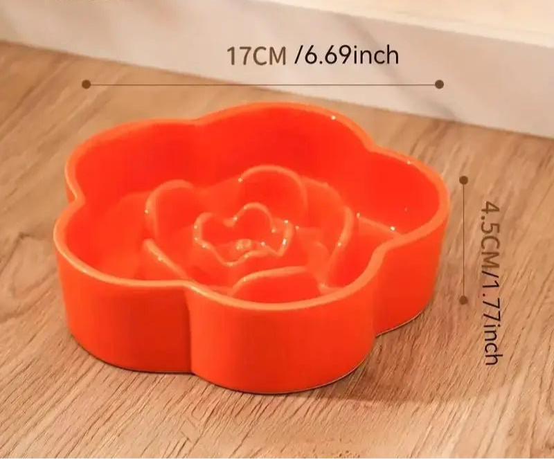 Image d’une gamelle anti-glouton pour chien en forme de fleur, design coloré