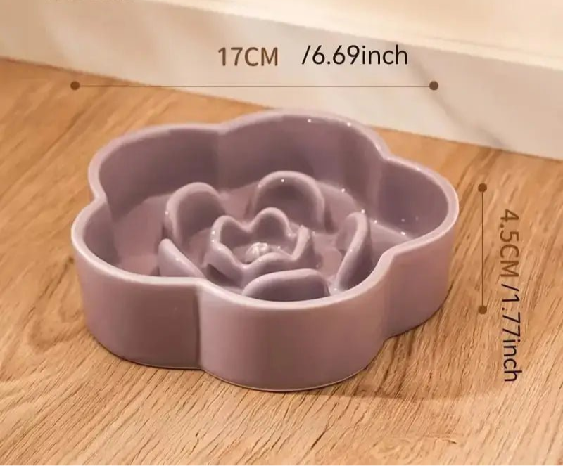 Photo d’une gamelle anti-glouton pour chien en forme de fleur avec un design coloré