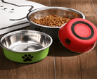 Photo d’une gamelle inox pour chien antidérapante et résistante à l’usure avec logo patte décorative
