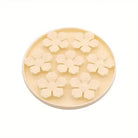 Petites bonbons en forme de fleurs dans un récipient pour jeu de stratégie pour chien petit à moyen