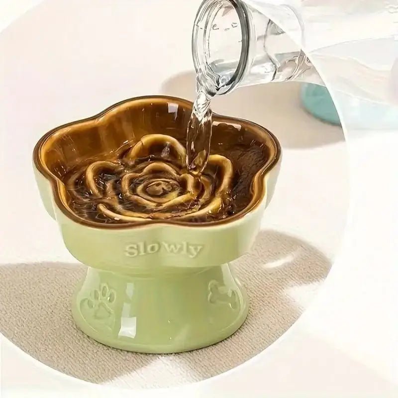 Photo d’une gamelle anti glouton surélevée en céramique pour chien avec intérieur enrose