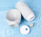 Gourde pliable pour chien avec bol intégré pratique et peu encombrante en blanc