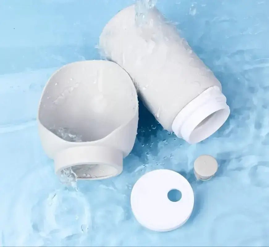 Gourde pliable pour chien avec bol intégré pratique et peu encombrante en blanc