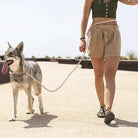 Femme marchant avec un chien wolfone en mode mains libres avec la laisse multifonction Wolfone