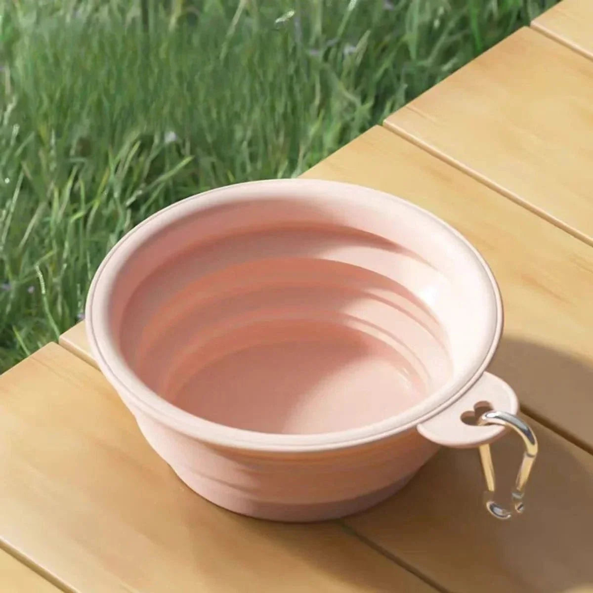 Photo de deux gamelles pliables en silicone roses faciles à nettoyer pour aux chiens