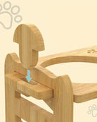 Assemblage de la mangeoire en bois pour chien design et double avec support naturel