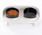 Image d’une mangeoire design surélevée pour chien avec deux bols noirs, idéale pour intérieur