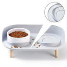 Image d’une mangeoire design surélevée pour chien avec deux bols, idéale pour accessoires pour chien