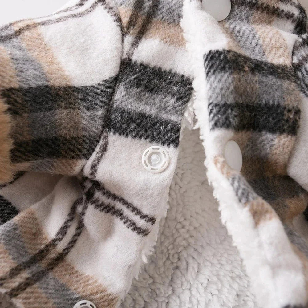Manteau à carreaux doublé sherpa pour offrir chaleur et style cozy