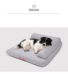 Chien Truelove noir et blanc sur panier en lin déhoussable avec mousse mémoire pour confort optimal