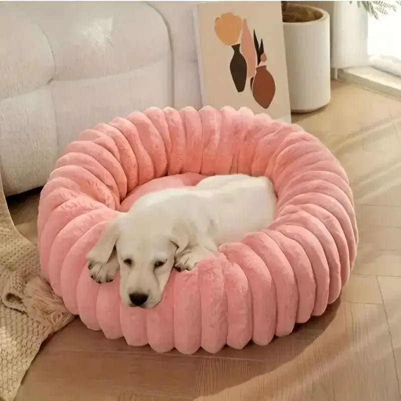 Panier donut ultra doux pour chien avec un chiot blanc, idéal comme lit en forme de beignet pour chien