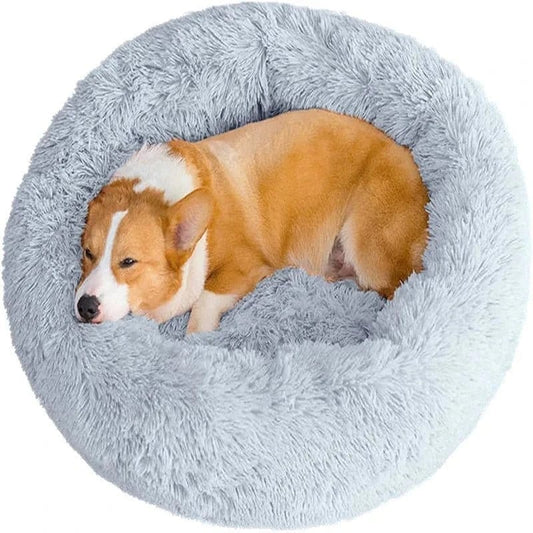 Lit rond gris clair en peluche longue, parfait pour un corgi relax