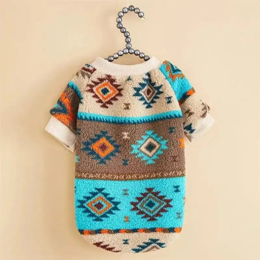 Patterné pull chaud pour petit chien en automne, doux et stylé, sur hanger