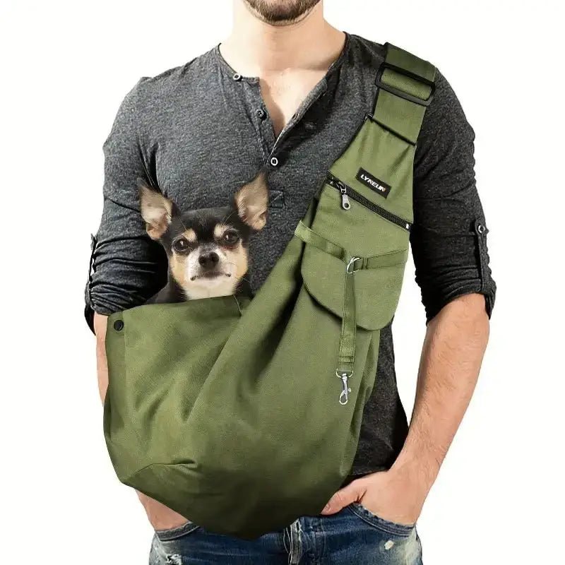 Sac ventral bandoulière pour petit chien en tissu vert avec un Chihuahua à l’intérieur